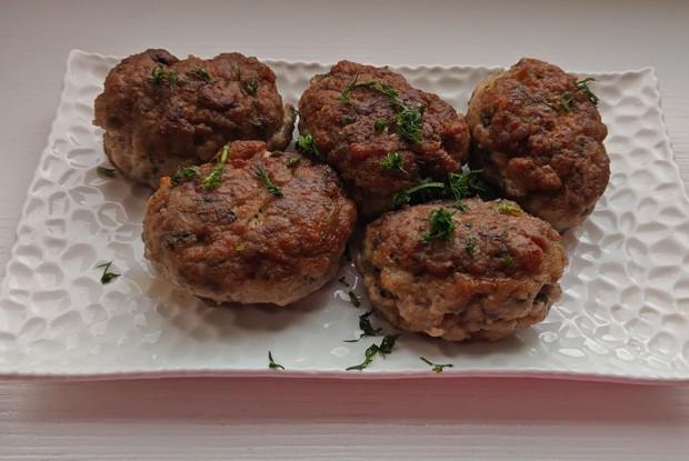 Котлеты из домашнего фарша со шпинатом