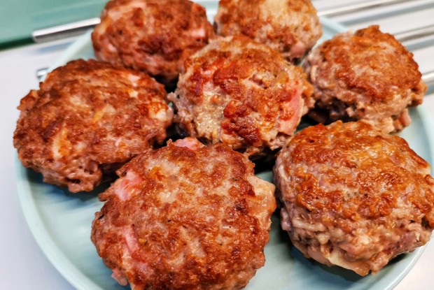 Котлеты из фарша с беконом