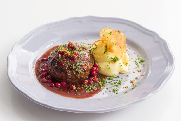 Котлеты из говядины с картофельным пюре и клюквенным соусом