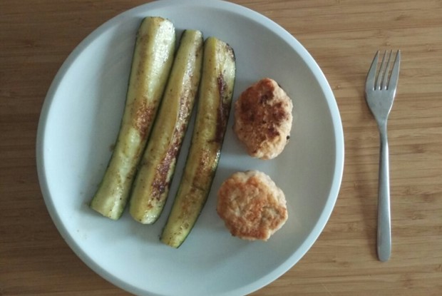 Котлеты из лосося и трески с гарниром из цукини