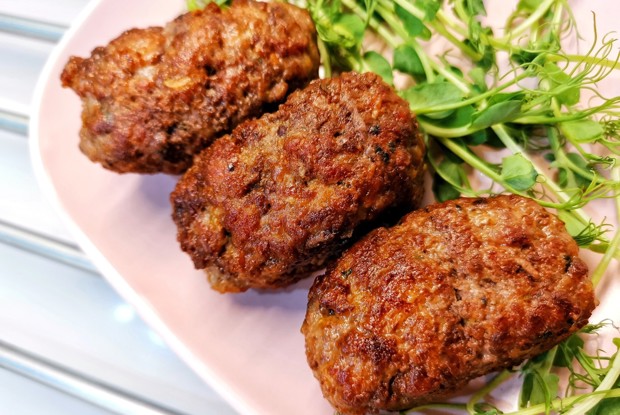 Котлеты с фисташками, базиликом и вялеными томатами