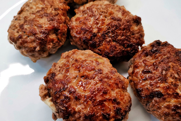 Котлеты с моцареллой из двух видов фарша