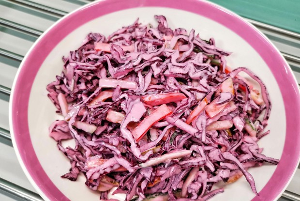 Коулсло из краснокочанной капусты с халапеньо