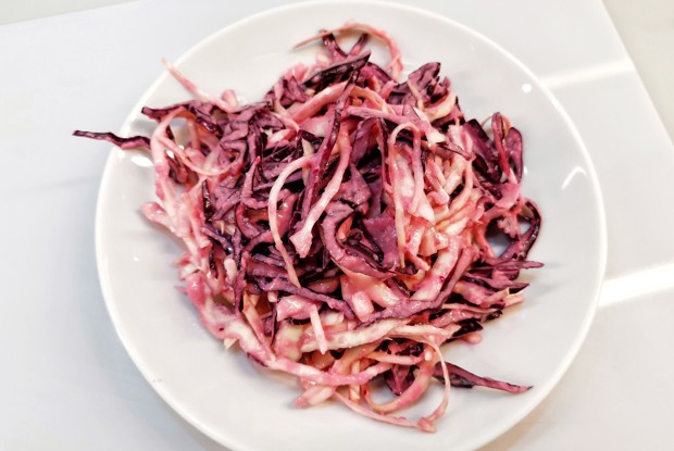 Коулсло со свекольной заправкой