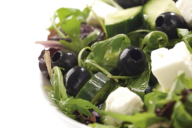 Коулсло из фенхеля с фетой и маслинами