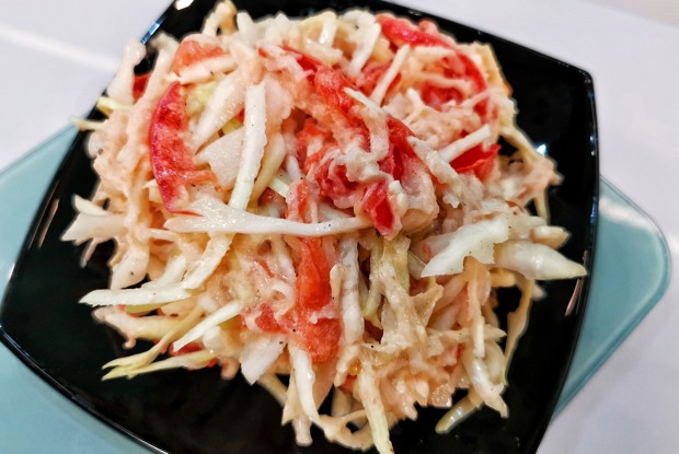 Коулсло с кольраби и помидорами