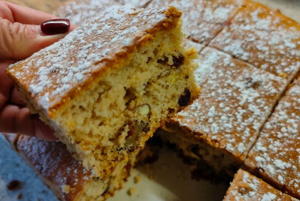 Коврижка с изюмом, сушеной вишней и орехами