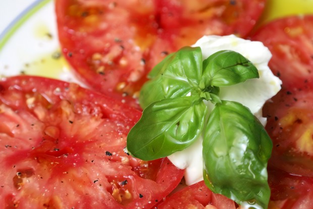 Козий крем-сыр с помидорами и базиликом