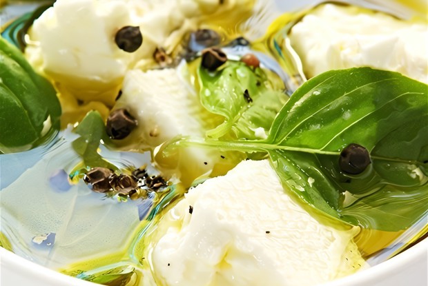 Козий сыр с оливками, лимоном и тмином