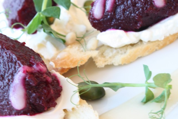 Козий сыр с печеной свеклой и грушевым «маслом»