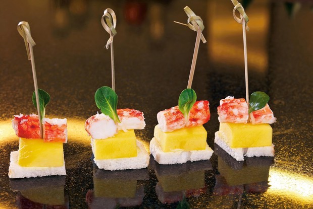 Краб с манго и яичным соусом