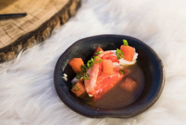 Краб с маринованным арбузом и соусом биск