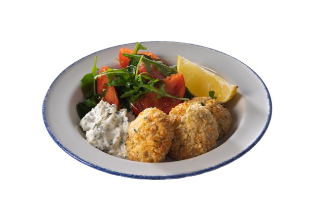 Крабкейки с соусом тартар и зеленым салатом