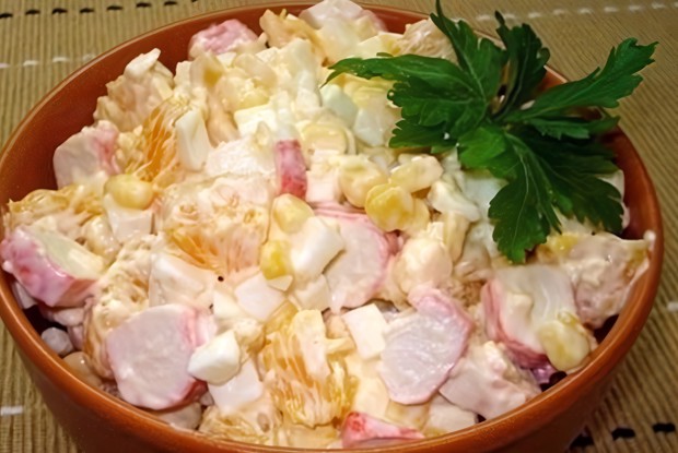 Крабовый салат с апельсинами и кукурузой