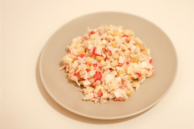 Крабовый салат с яблоками и рисом