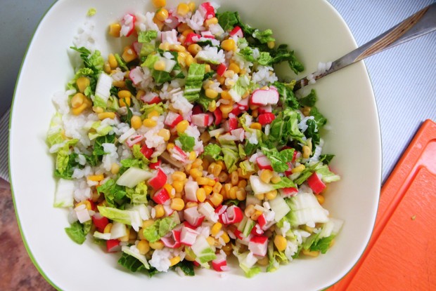 Крабовый салат с кукурузой и пекинской капустой