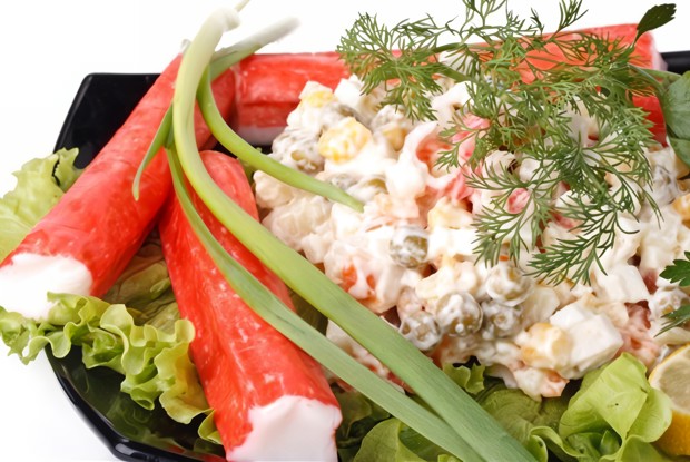 Крабовый салат с кукурузой и зеленым горошком