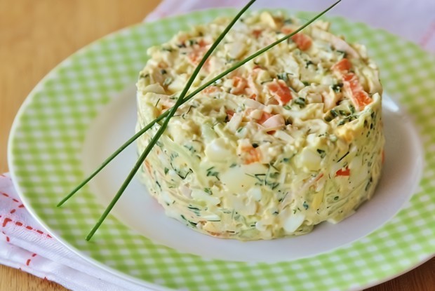 Крабовый салат с огурцом и зеленым луком