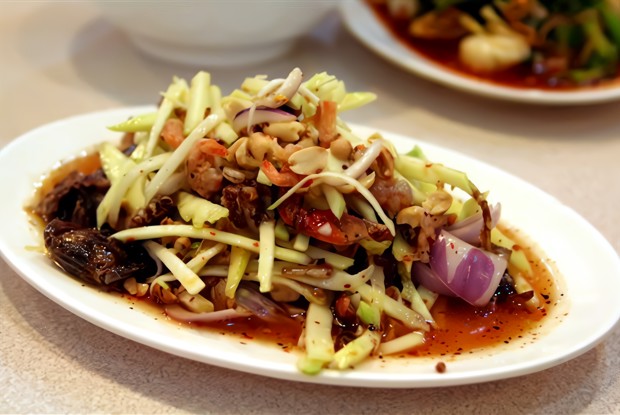 Крабовый салат с зеленым манго и кокосом