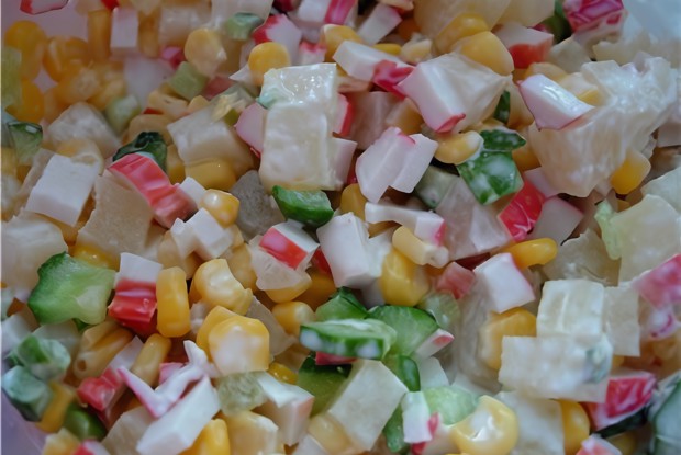 Крабовый салат со свежими огурцами