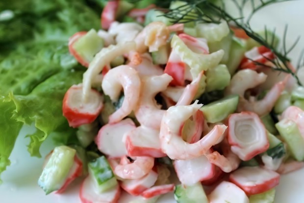 Крабовый салат с креветками, сельдереем и огурцом