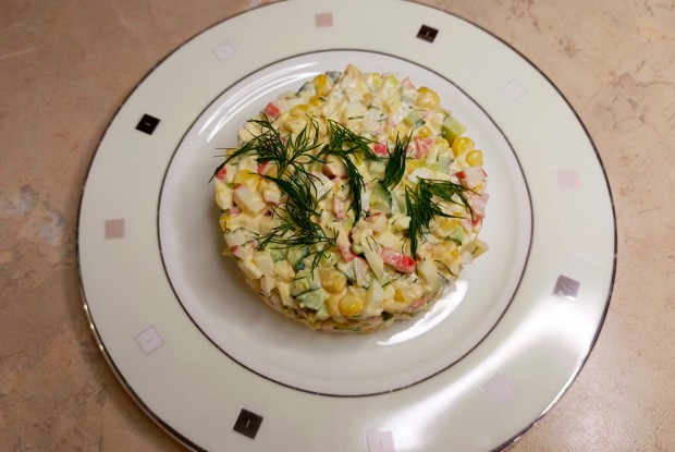 Крабовый салат с кукурузой и свежими огурцами