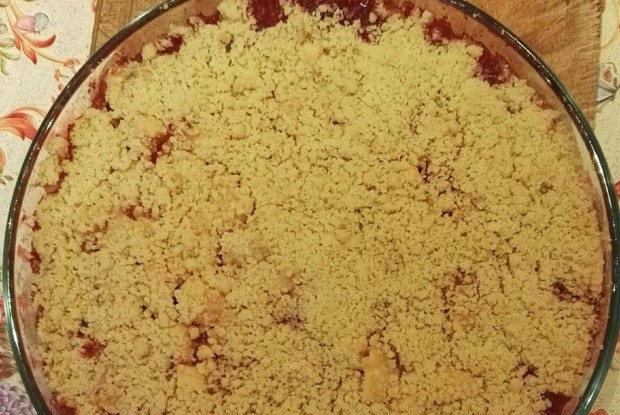 Крамбл с яблоками и клубникой