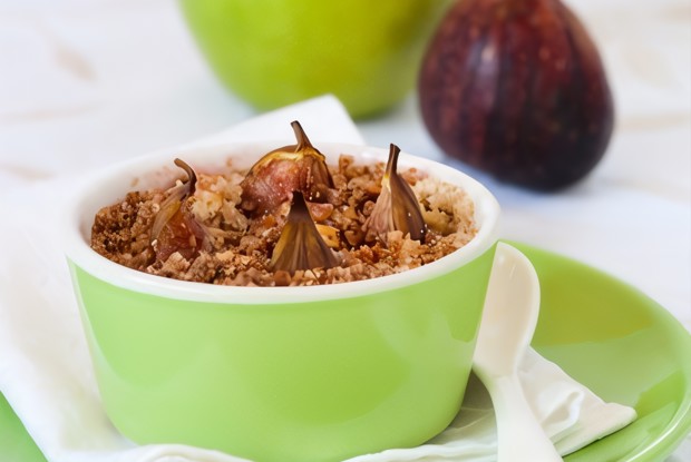 Крамбл с яблоком и инжиром