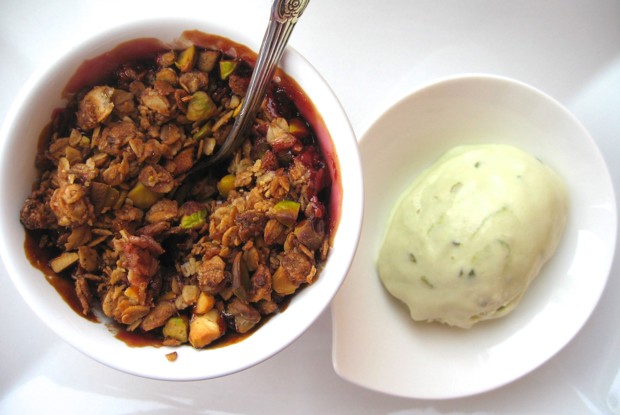 Крамбл с клубникой, сливой и фисташками