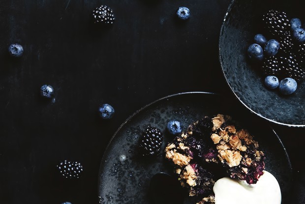 Крамбл с лесными ягодами