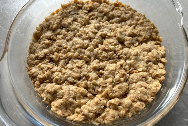 Крамбл с яблоками и овсянкой