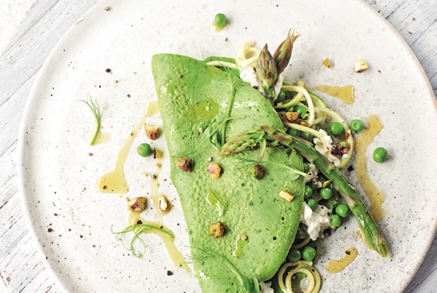 Крапивные блины с рикоттой и зелеными овощами