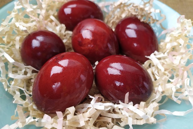 Крашеные яйца в луковой шелухе