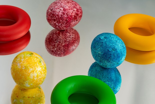 Крашеные яйца в рисе