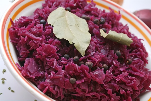 Красная капуста с луком в красном вине