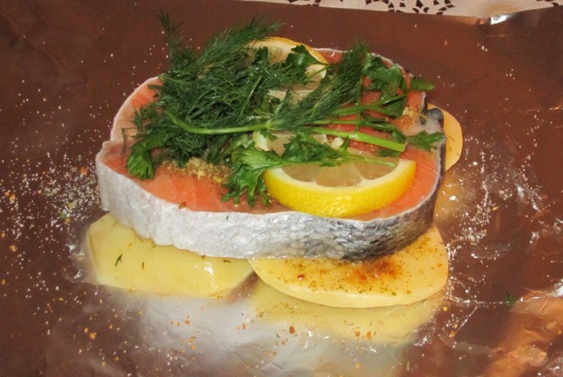 Красная рыба, запеченная в фольге, с картофелем