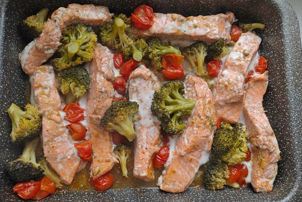 Красная рыба с брокколи и помидорами черри