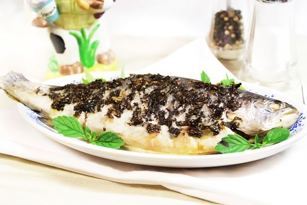 Красная рыба с мятой и лимоном
