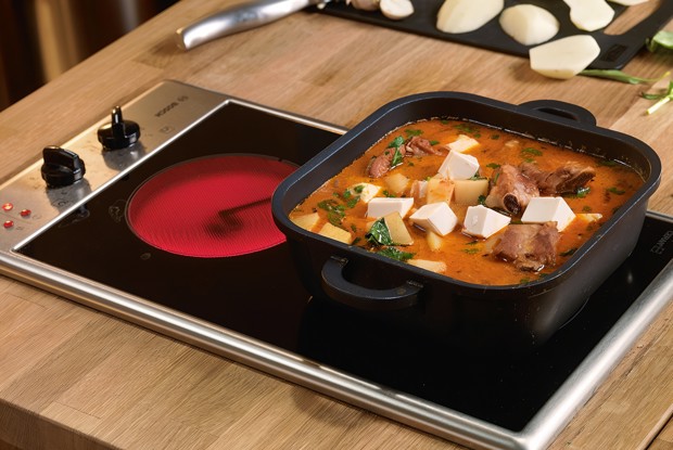 Красный карри со свиными ребрышками, картошкой и тофу