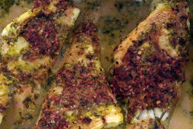 Красный морской окунь запеченный с лимонно-базиликовым соусом