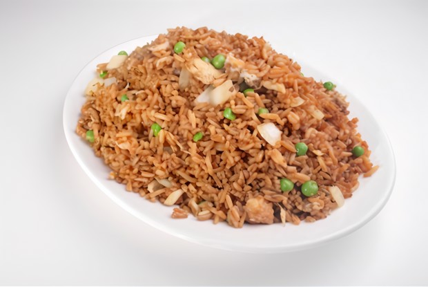 Красный рис со специями, курицей и зеленым горошком