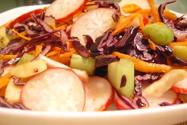Красно-белый овощной салат с яблоком