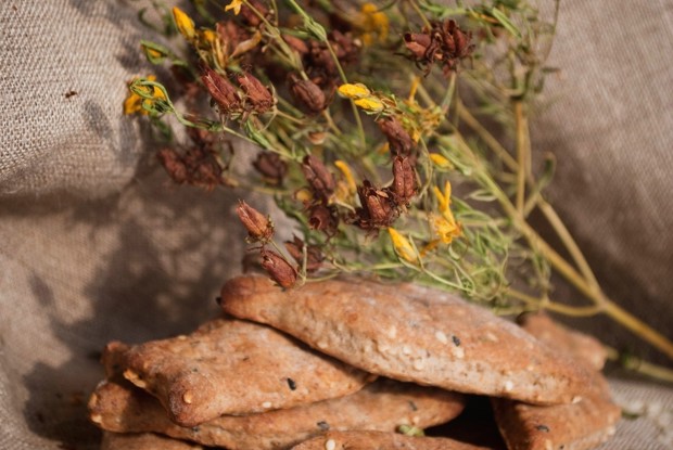 Крекеры с кунжутом и калинджи