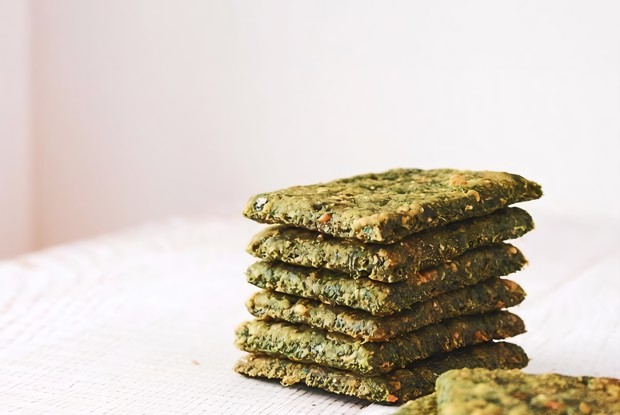 Крекеры с шпинатом и сыром из цельнозерновой муки