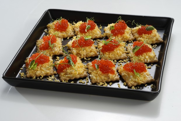Крекеры с сыром и икрой