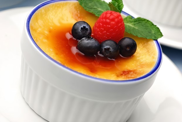 Крем-брюле с ройбосом и ягодами