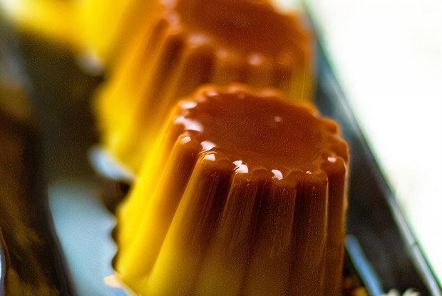 Крем-карамель с лимонной травой, чили, саке и анисом