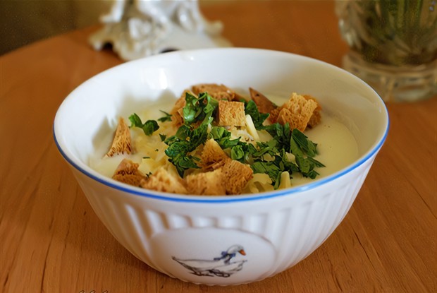 Крем-суп из цветной капусты с сыром и сухариками