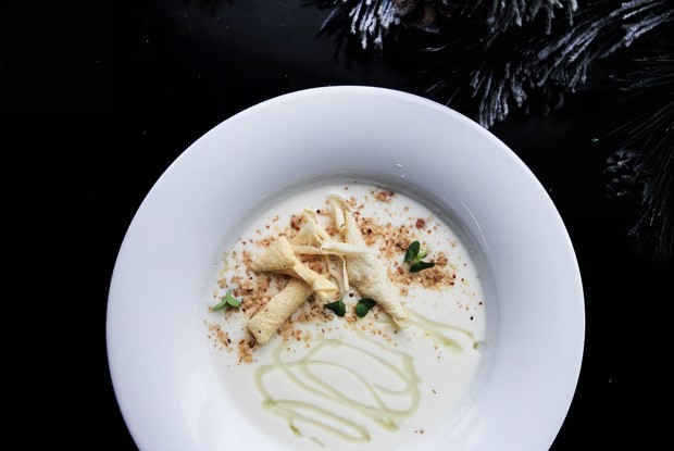 Крем-суп из цветной капусты с горгонзолой, копченым миндалем и медом алоэ