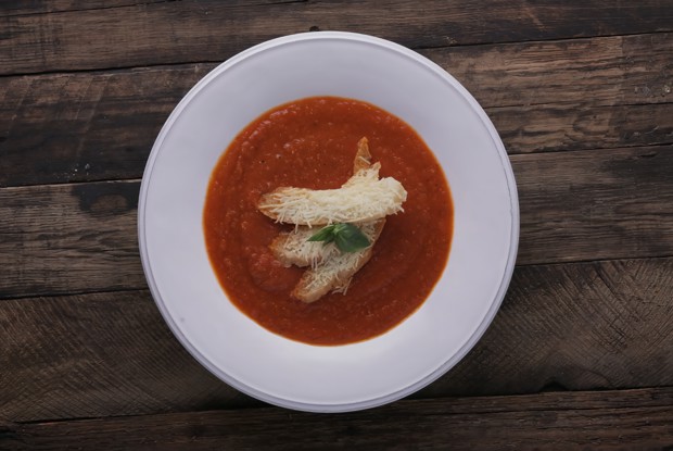 Крем-суп из печеных помидоров с теплым кусочком хлеба и пекорино
